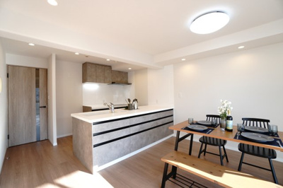 【キッチン】 | 【上質リノベ】チュリス安芸中野 | 【キッチンスペース】
2本の動線が並列する《DUOLANE KITCHEN》。
シンク側のペニンシュラカウンターはLDKとつながり、
コンロ側は壁面に集約。
効率的な動線と広がり感を両立しています。