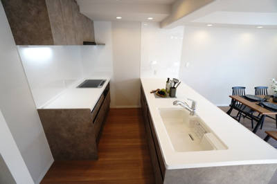 【キッチン】 | 【上質リノベ】チュリス安芸中野 | ☆キッチンの特徴☆
・クリナップ社製
・アクリストンワークトップ
・浄水器一体型ハンドシャワー水栓
・一度に5人分食器洗い乾燥機
・フラットスリムレンジフード
・換気扇幕板が他の面材と同色