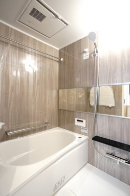 【浴室】 | 【上質リノベ】チュリス安芸中野 | 【バスルーム】
TOTO社製RWシリーズは
「ゆるリラ浴槽」「カラリ床」で独自の技術によりバスタイムを
よりよく演出してくれます！
更に、浴室暖房乾燥機が標準設備！
お手入れが楽なシステムバスです。