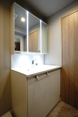 【独立洗面台】 | 【上質リノベ】チュリス安芸中野 | 【コスメカウンター】
Panasonic社製！
「美ルックツインラインLED照明」は、
従来の照明より自然な肌の色に見える照明。
肌の色味を美しく引き立て、
洗面ボウルも広くメイクの時間をより素敵に。