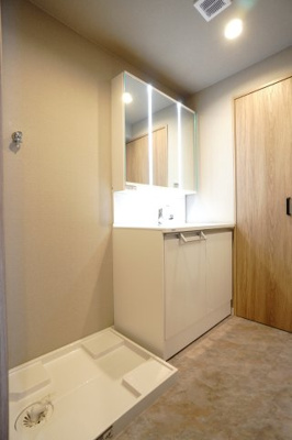 【独立洗面台】 | 【上質リノベ】チュリス安芸中野 | 【パウダールーム】
装着が楽なワンタッチ式の給水栓！
洗濯機置場はドラム式の洗濯機も入るサイズですが、
お手持ちのサイズが入るか要確認です！
この高さがあれば、リネンラックも付けられますね！