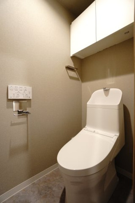 【トイレ】 | 【上質リノベ】チュリス安芸中野 | 【レストルーム】
TOTO社製！きれいをまもるせいけつトイレ！
お掃除はサッとひとふきで完了！
少ない水で、汚れをしっかり洗い流します。
手洗い機能付きなので、もしもの時も慌てない！
キャビネット付！