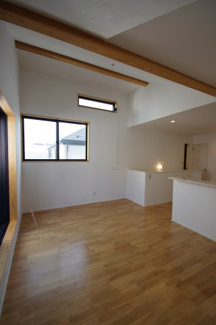 【居間・リビング】 | 【仲介手数料無料！！】国立市西1丁目　新築戸建て（全7棟）F号棟　5480万円 | 勾配天井で一部天井が高くなっています。