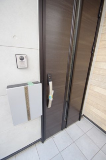 【玄関】 | 【仲介手数料無料！！】国立市西1丁目　新築戸建て（全7棟）F号棟　5480万円 | 玄関扉はカードキー対応