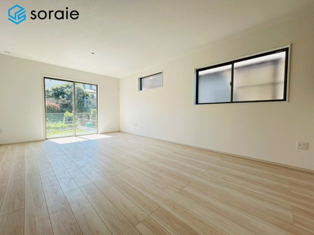 所沢市小手指南1期　新築戸建　　アーバンスタイルの居間・リビング|4/16撮影