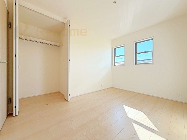 水戸市内原町第12　新築戸建て　3号棟の洋室|どんな部屋家具も合わせやすいシンプルな洋室！
たっぷりの日差しと心地よい風が舞い込む住まい♪