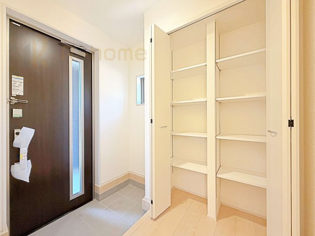 水戸市内原町第12　新築戸建て　3号棟の玄関|気持ちよくご家族やゲストを送迎できる穏やかな雰囲気の玄関♪大きな下駄箱で玄関廻りスッキリ♪