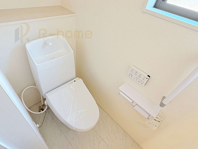 水戸市内原町第12　新築戸建て　3号棟のトイレ|温水洗浄便座付きのトイレ。
トイレが２ヵ所設置で朝の忙しい時間でも安心です。