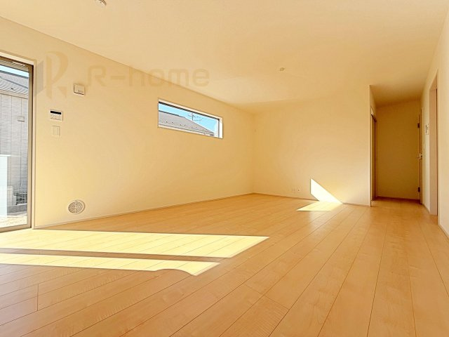 水戸市内原町第12　新築戸建て　3号棟の居間・リビング|広くてとっても明るいLDK♪ストック品などの収納に便利なパントリー付き♪