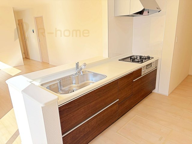 水戸市内原町第12　新築戸建て　3号棟のキッチン|料理をしながら家族とコミュニケーションが取れる対面式システムキッチン。