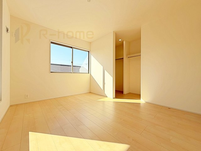 水戸市内原町第12　新築戸建て　3号棟の洋室|収納便利なウォークインクローゼット付きの洋室♪
明るく風通しの良いお部屋です♪

