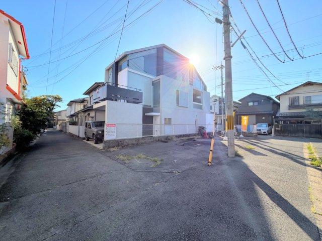 小山堀池町の周辺|駐車場になっている部分が対象のお土地です♪三方角地で、通風・日当たり良好です！是非お気軽にお問い合わせくださいませ！