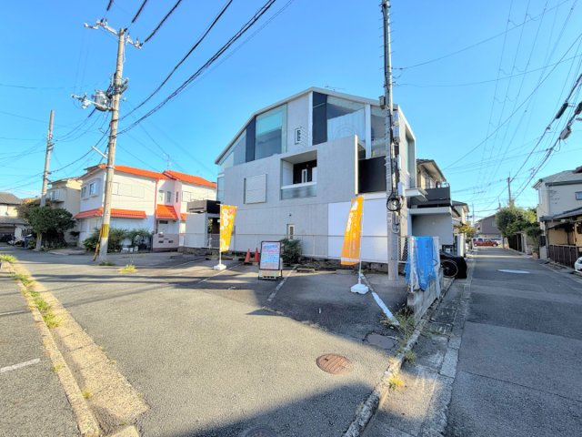小山堀池町のその他|駐車場になっている部分が対象のお土地です♪三方角地で、通風・日当たり良好です！是非お気軽にお問い合わせくださいませ！