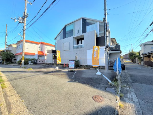 小山堀池町の周辺|駐車場になっている部分が対象のお土地です♪三方角地で、通風・日当たり良好です！是非お気軽にお問い合わせくださいませ！