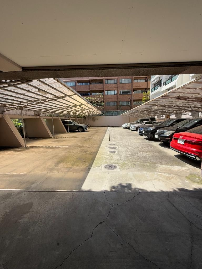 赤坂アーバンライフの駐車場