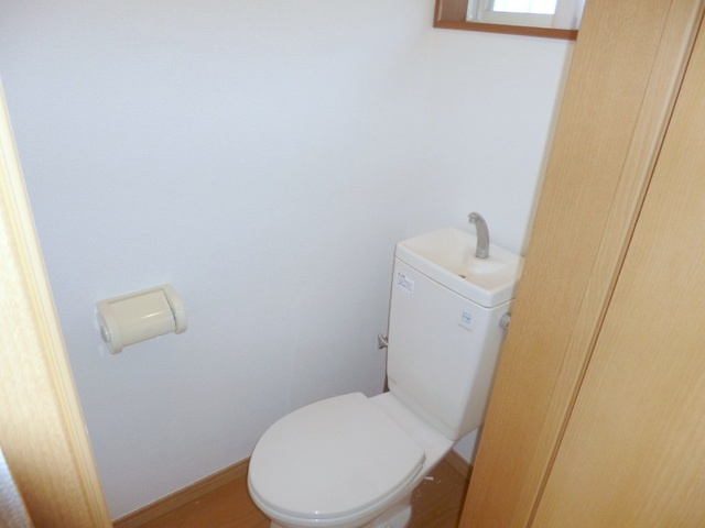 サウスパティオのトイレ|トイレに窓があります。