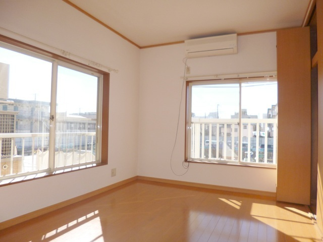 サウスパティオの居間・リビング|角部屋で２面採光のお部屋です。