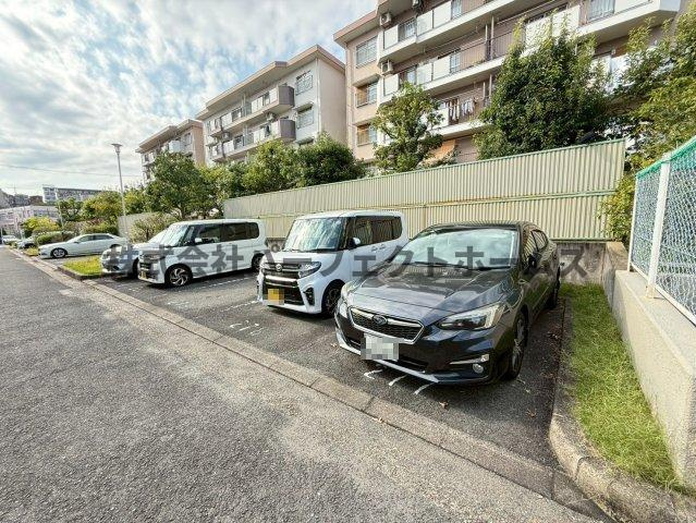 釈尊寺第一住宅15号棟　賃貸の駐車場|駐車場があるので、車を買う予定の方も安心です
