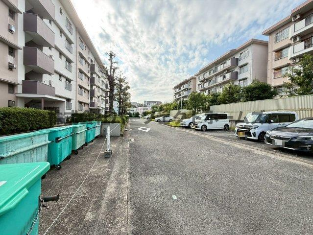 釈尊寺第一住宅15号棟　賃貸の駐車場|駐車場に車を止められます