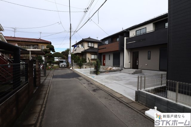 仲介手数料無料　伊奈町中央４丁目　新築戸建　全２棟の前面道路含む現地写真