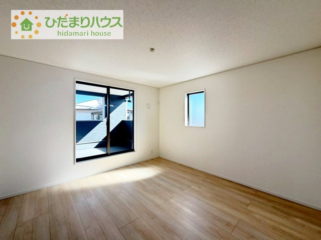 【寝室】 | 取手市宮和田第8　新築戸建 | バルコニーに面していて、たっぷり光りの入る明るい主寝室です！
