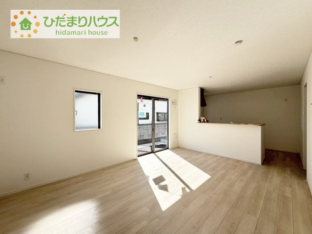 【居間・リビング】 | 取手市宮和田第8　新築戸建 | リビングの大きな窓からは、暖かな日の光が降り注ぎます・・・