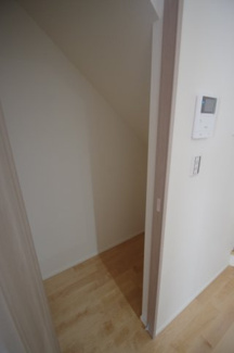 【収納】 | 【仲介手数料無料！！】国立市西1丁目　新築戸建て（全7区画）E号棟　5980万円 | キッチン横にある階段下収納