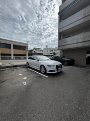 パークレジデンス江坂の駐車場|駐車場があるので、車を買う予定の方も安心です