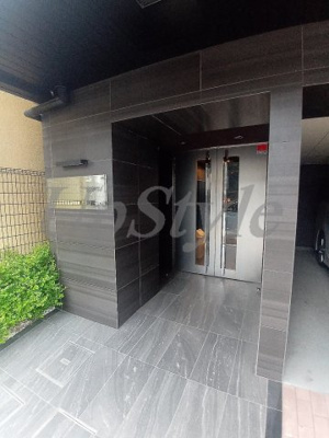 【エントランス】 | ディアレイシャス鶯谷