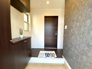 【玄関】 | 明るく開放的な玄関となっております。