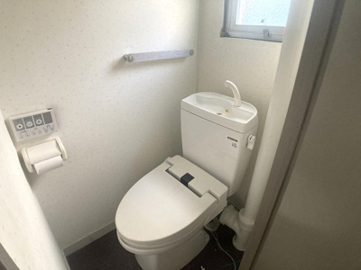 【トイレ】 | 鈴蘭台第3団地5号棟 | 温水洗浄便座付きのトイレ、小窓も完備