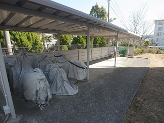 【その他共用部分】 | 鈴蘭台第3団地5号棟 | 広々屋根付きバイク、駐輪場