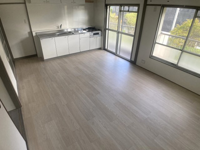 【居間・リビング】 | 鈴蘭台第3団地5号棟 | 綺麗に改装された広々リビングスペース