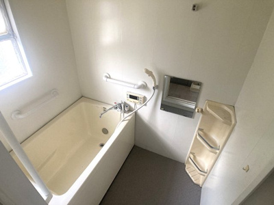 【浴室】 | 鈴蘭台第3団地5号棟 | 追炊き付きのお風呂、小窓が有り明るいです