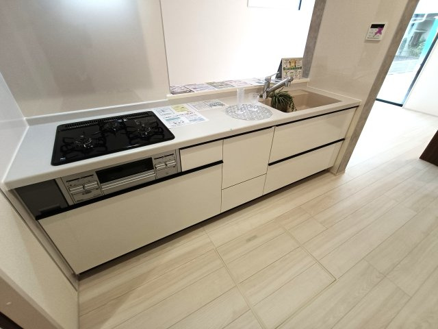三郷市　鷹野4丁目　新築戸建　全6棟のキッチン|お手入れのしやすいシステムキッチンです