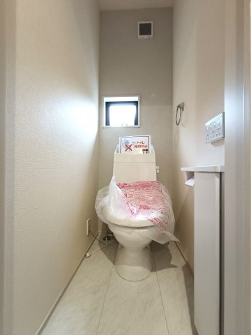 三郷市　鷹野4丁目　新築戸建　全6棟のトイレ|1・2階にあるので、忙しい朝の時間帯も困りませんね