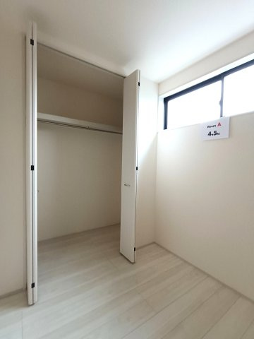 三郷市　鷹野4丁目　新築戸建　全6棟の収納|各所に収納スペースを設けているため、お洋服、家事用品、仕事道具など、場所を分けて綺麗に整理整頓が可能！