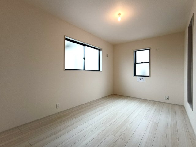 三郷市　鷹野4丁目　新築戸建　全6棟の洋室|大きな窓は陽当りにに加えて通気性能を上げてくれます