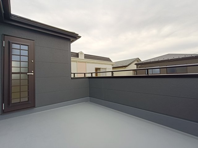 三郷市　鷹野4丁目　新築戸建　全6棟のバルコニー|南向きの大型バルコニーは陽当り良好で、たっぷりのお洗濯物もよく乾きます