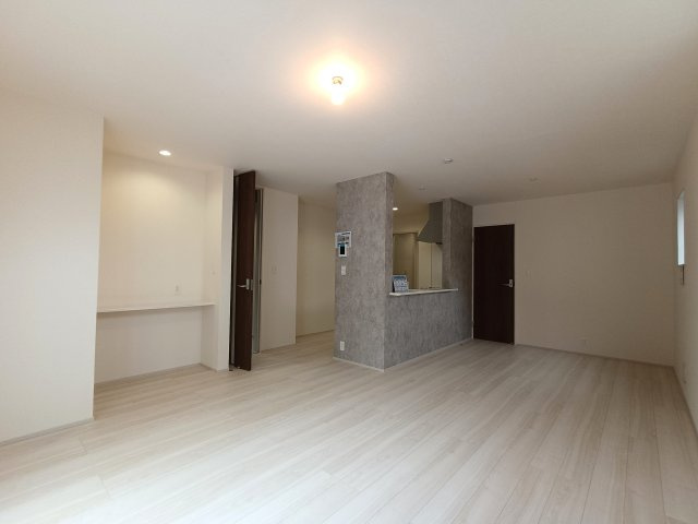三郷市　鷹野4丁目　新築戸建　全6棟の居間・リビング|柔らかな色合いのフローリングと清潔感の溢れるクロスが明るい空間を創り出しているリビングダイニング