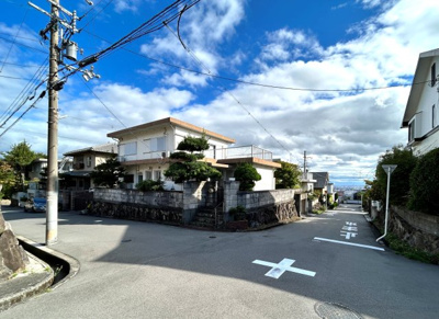 【前面道路含む現地写真】 | ■１００万円値下げしました■茨木市山手台五丁目■建築条件なし土地 | ■建築条件なし土地  お好きなハウスメーカーで建築可能です■土地面積 約74坪  
■約６ｍ×約６ｍ道路の角地で陽あたり・通風・眺望良好です