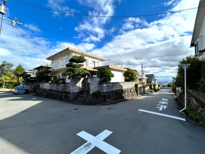 【前面道路含む現地写真】 | ■新規専任物件■茨木市山手台五丁目■建築条件なし土地 | ■建築条件なし土地  お好きなハウスメーカーで建築可能です■土地面積 約74坪  
■約６ｍ×約６ｍ道路の角地で陽あたり・通風・眺望良好です