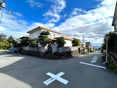 【前面道路含む現地写真】 | ■１００万円値下げしました■茨木市山手台五丁目■建築条件なし土地 | ■建築条件なし土地  お好きなハウスメーカーで建築可能です■土地面積 約74坪  
■約６ｍ×約６ｍ道路の角地で陽あたり・通風・眺望良好です