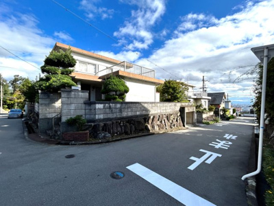 【前面道路含む現地写真】 | ■新規専任物件■茨木市山手台五丁目■建築条件なし土地 | ■建築条件なし土地  お好きなハウスメーカーで建築可能です■土地面積 約74坪  
■約６ｍ×約６ｍ道路の角地で陽あたり・通風・眺望良好です
