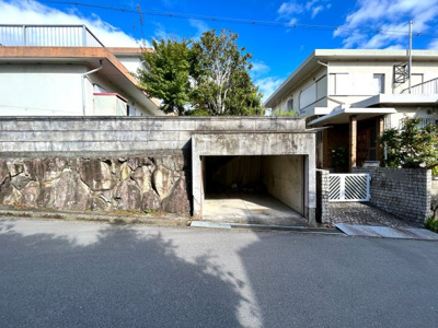 【前面道路含む現地写真】 | ■１００万円値下げしました■茨木市山手台五丁目■建築条件なし土地 | ■建築条件なし土地  お好きなハウスメーカーで建築可能です■土地面積 約74坪  
■約６ｍ×約６ｍ道路の角地で陽あたり・通風・眺望良好です