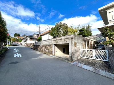 【前面道路含む現地写真】 | ■新規専任物件■茨木市山手台五丁目■建築条件なし土地 | ■建築条件なし土地  お好きなハウスメーカーで建築可能です■土地面積 約74坪  
■約６ｍ×約６ｍ道路の角地で陽あたり・通風・眺望良好です