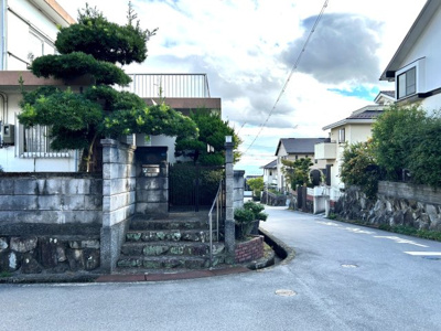 【外観】 | ■１００万円値下げしました■茨木市山手台五丁目■建築条件なし土地 | ■建築条件なし土地  お好きなハウスメーカーで建築可能です■土地面積 約74坪  
■約６ｍ×約６ｍ道路の角地で陽あたり・通風・眺望良好です