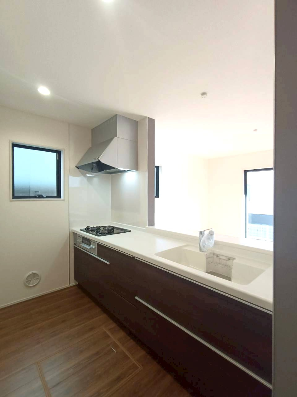 三郷市　鷹野4丁目　新築戸建　全6棟のキッチン|お子様と並んで料理をしても余裕のゆとりのキッチン