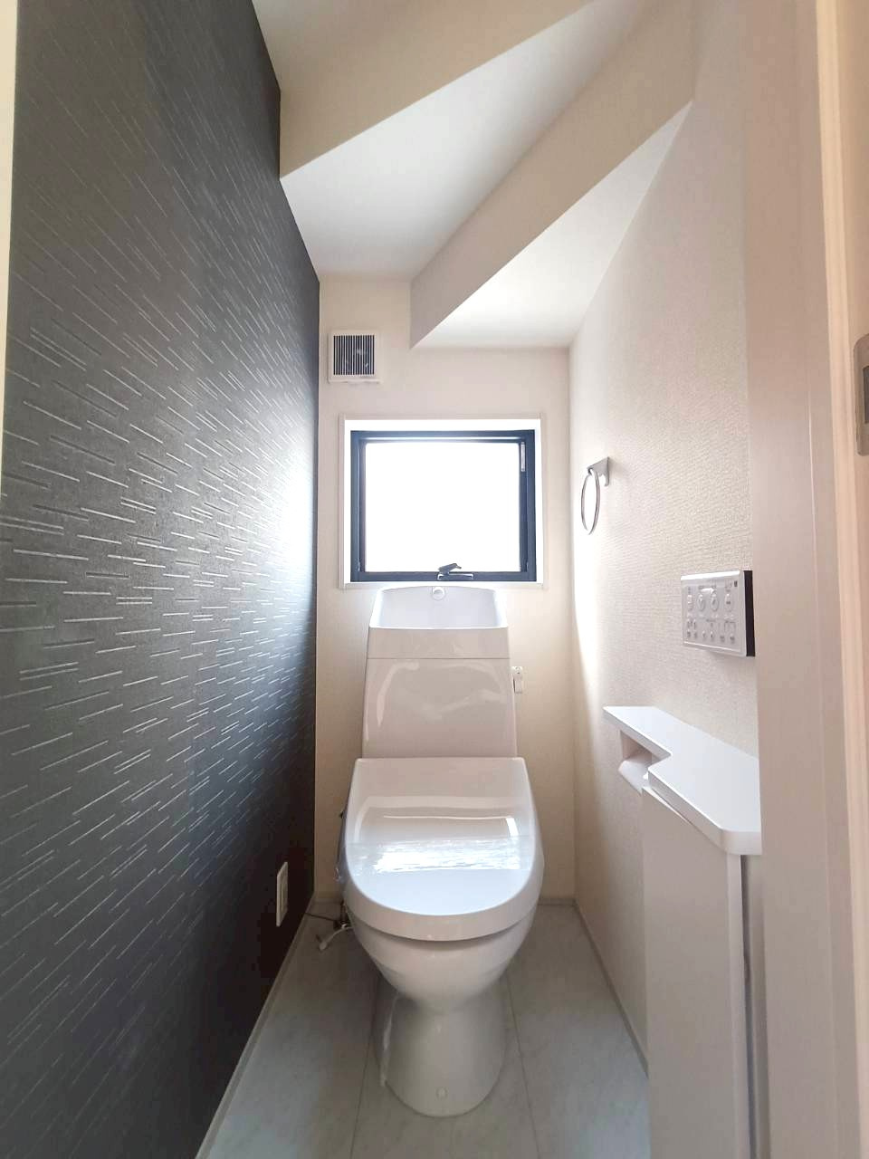 三郷市　鷹野4丁目　新築戸建　全6棟のトイレ|小窓をつけて明るさをプラス！温水洗浄便座付きです
