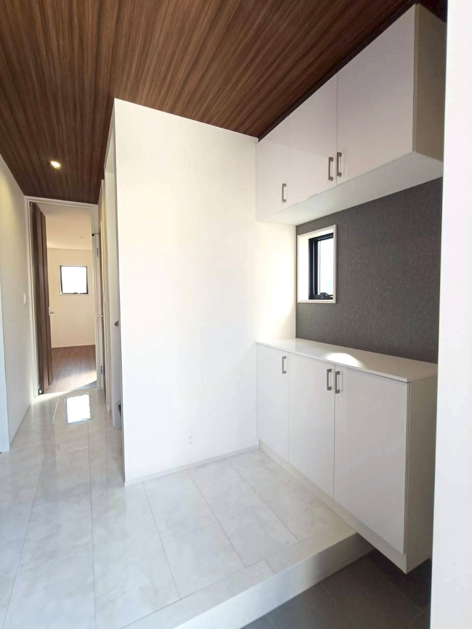 三郷市　鷹野4丁目　新築戸建　全6棟の玄関|収納もある玄関です